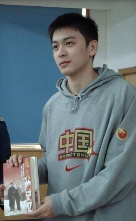 金发男明星网红叫什么,揭秘网络红人的魅力人生