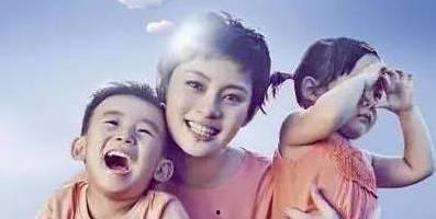 近期热门吃瓜事件女的躺地上,揭秘近期热门吃瓜事件背后的真相