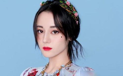 明星网红脖子佩戴佛牌,明星网红的颈部时尚宣言