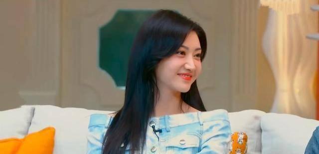 今日吃瓜视频唐艺昕微博,网友热议其最新动态